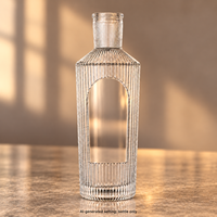 Bouteille à liqueur en verre côtelé de 750 ml avec panneau d'étiquette arqué et bouchon en liège pour l'emballage personnalisé de spiritueux