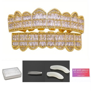 Vente en gros : Bijoux dentaires Hip Hop Grillz plaqués or 14K, Gemmes dentaires tendance style Rap avec diamants et pierres CZ pour hommes - Product Image 5