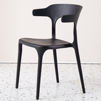 Chaises de salle à manger en vente directe d'usine, style nordique, empilables, chaise Horn, table et chaises en plastique pour salle à manger