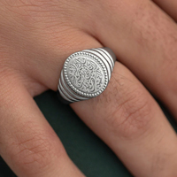 Bague Chevalière Personnalisée en Acier Inoxydable avec Calligraphie Islamique Gravée, Bordure Perlée et Bande Cannelée pour Hommes Religieux – Bijou Tendance