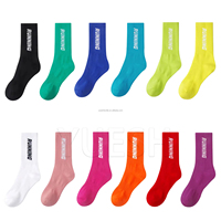 Avoir une personnalité distinctive Chaussettes d'équipage athlétique personnalisées en usine Chaussettes de sport en coton Chaussettes de course à pied d'entraînement