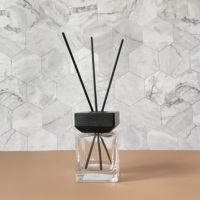 Bouteille de diffuseur de roseau en verre de parfum de maison de conception sans flamme décorative de luxe carré clair de 100ml
