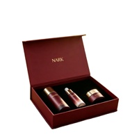 Boîte cadeau magnétique personnalisée de style livre rouge vin avec estampage à chaud et insert en EVA pour ensemble cosmétique et soins de la peau, emballage de luxe
