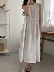 Robe longue décontractée blanche sans manches pour femme, col rond, taille haute froncée, coupe trapèze ample, idéale pour les vacances d'été - Product Image 2