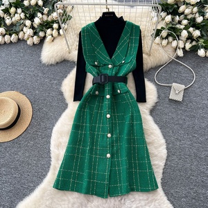 Ensemble robe sans manches à motif quadrillé et pull tricoté à col montant pour femme, idéal pour l'automne - Product Image 3