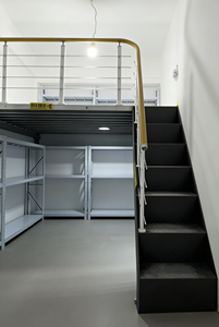 Estante Metálico Reforzado Personalizado con LED para Exhibición, Soporte Elegante para Pantallas TN, Protección Anticorrosión, Independiente para Supermercados - Product Image 4