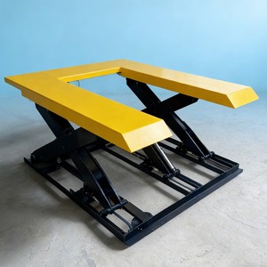 Elektrische motorvrachtlift, verticaal hydraulisch platform, drukknopbediening voor magazijnen en winkels - Product Image 1