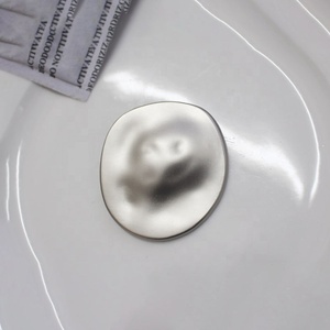 ヨーロッパとアメリカのファッションジュエリー秋冬メタルブローチコールドウィンドヴィンテージラウンドケーキブローチ - Product Image 6