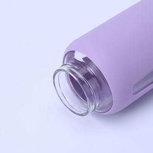 Bouteille d'eau en verre borosilicate moderne et personnalisable avec manchon en silicone et couvercle à poignée 800 ml pour le bureau, l'école et les sports - Product Image 4