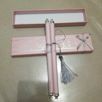 Cartes défilantes en papier rose avec logo personnalisé Boîtes à couverture rigide en papier motif feuille d'argent Invitations défilantes chic de mariage royal avec pompon