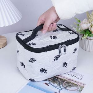 Sac de maquillage floral 2023, nouvelle collection, vente en gros, grande capacité, sac de voyage portable, trousse de toilette tendance - Product Image 2