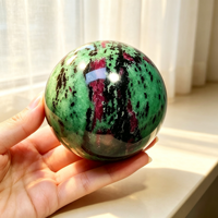 Sphère en cristal de zoïsite avec rubis naturel en gros pour la décoration intérieure et les cadeaux minéraux