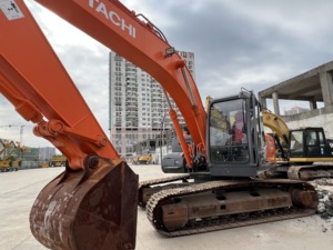 Excavatrice d'occasion HITACHI ZX210 pour travaux de terrassement à vendre - Product Image 5