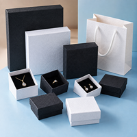 Boîte à bijoux personnalisée avec logo, vente en gros, boîte d'emballage pour bijoux noire et blanche en relief pour bague, boucles d'oreilles, collier, bracelet, cadeau