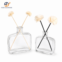 Diffuseur de parfum en verre transparent minimaliste avec un aspect décoratif transparent pour la présentation de parfums dans la salle de bain