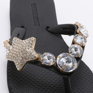 Nouvelles sandales d'été 2025 <span class=keywords><strong>pour</strong></span> femmes, respirantes et légères, style tongs, avec chaîne en strass et cristaux cousus main en forme de V, chaussures de plage à bout ouvert - Product Image 2