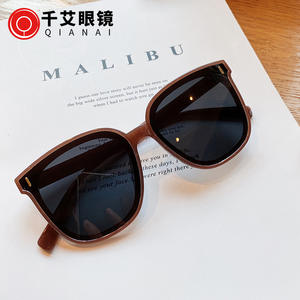 แว่นกันแดดโพลาไรซ์กรอบใหญ่ทรงสี่เหลี่ยม รุ่นใหม่ สำหรับทุกเพศ ป้องกันรังสียูวี 400 พร้อมหมุดตกแต่งสีทราย ทากิบานะ และลายเกล็ดไม้สีเทา เลนส์พีซี ประเภท 3 - Product Image 5