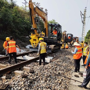 Excavadora versátil para mantenimiento ferroviario disponible en versiones sobre orugas o con ruedas con opciones de configuración flexibles - Product Image 3