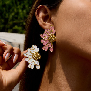 Pendientes de Flor con Cristales, Chapados en Oro Blanco sobre Acero Inoxidable, Joyería para Mujer, Accesorios de Moda - Product Image 4
