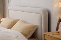 Lit rembourré incurvé de style vintage moderne italien avec cadre en bois pour chambre à coucher