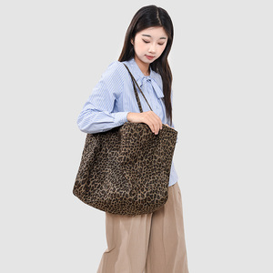 Bolso de Hombro Reversible de Gran Capacidad, Nuevo Modelo 2026, Elegante, Versátil y con Estampado de Leopardo Retro - Product Image 1