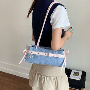 Sac à main en denim bicolore avec bouton Accent Sac à bandoulière à poignée supérieure - Product Image 1