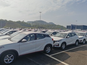 2022 Excelente estado Stock Cars Dongfeng <span class=keywords><strong>Fengon</strong></span> 500 SUV <span class=keywords><strong>5</strong></span> asientos 1,<span class=keywords><strong>5</strong></span> T Manual/transmisión automática a la venta - Product Image 2