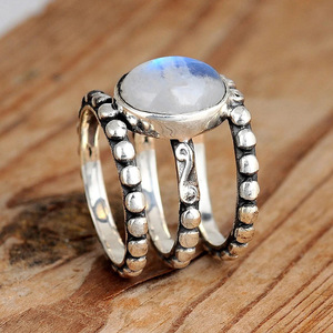Anello Retrò Maillard con Perline per Donne, Accessorio da Dito a Tre Strati con Accenti Rotondi in Stile Vintage - Product Image 5