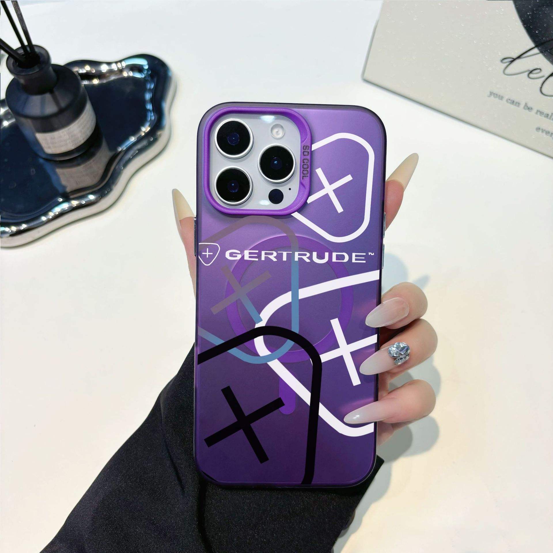 แรงดึงดูดแม่เหล็ก-สีม่วง