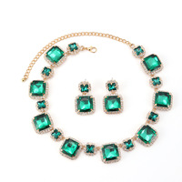 Nouvel ensemble de boucles d'oreilles et de collier extravagants et luxueux en forme de couronne, serti de diamants verts, rouges et blancs, pour les fêtes