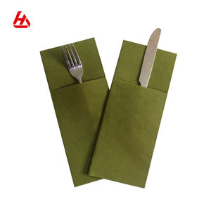 Serviettes jetables vertes en Airlaid avec pochette à couverts, logo personnalisable - Product Image 4