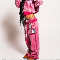 Ensemble de survêtement rose personnalisé avec patchs appliqués imprimés, comprenant un sweat à capuche zippé et un pantalon de jogging coupe courte, effet délavé à l'acide