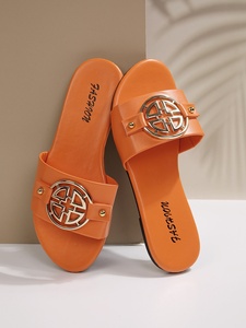 Calzado Femenino Transfronterizo, Sandalias Modernas de Europa y América, Clásicas, Elegantes y Versátiles, de Color Sólido, Planas, de Cuero Sintético - Product Image 4