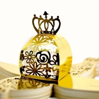 Boîte cadeau en papier personnalisée pour mariage, design élégant avec couronne dorée et découpes florales, pour bonbons et chocolats