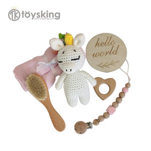 Coffret cadeau pour bébé sur le thème de la licorne : Porte-sucette en bois et jouet en peluche au crochet pour nouveau-né - Product Image 5
