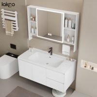 Cermin rias pintar aluminium modern dengan lampu LED tahan air, terpasang di dinding, dan kabinet kamar mandi dengan wastafel keramik
