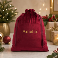 Velours doux de qualité supérieure avec cordon de serrage en satin assorti. Nom brodé sur mesure en or, texture élégante pour la décoration de Noël en famille