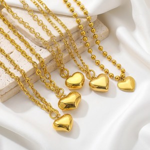 Collier JUSNOVA en acier inoxydable plaqué or 18 carats PVD, hypoallergénique, minimaliste, avec fermoir à bascule en forme de cœur bombé, résistant à l'eau et inaltérable - Product Image 1