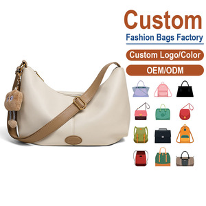 Bolso bandolera de cuero de grano completo con cadenas y dije de oso de peluche con silueta de media luna |   Correa Ajustable Ligera de Gran Capacidad - Product Image 1