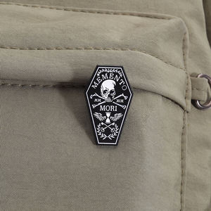 دبوس المينا Memento Mori Recuerda Tu Muerte اقتباس بروش جمجمة وتابوت هدية مجوهرات للأصدقاء والمعجبين - Product Image 3