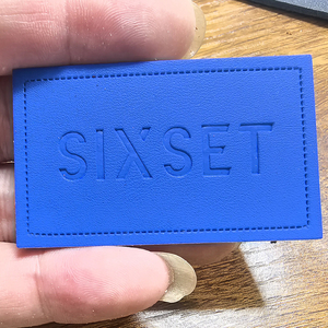 ป้ายหนังปั๊มนูนคุณภาพสูง ป้ายหนังปักลาย UV สำหรับเสื้อผ้า พร้อมโลโก้ - Product Image 5