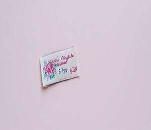 Étiquettes tissées personnalisées pour vêtements avec logo, texte, taille et instructions d'entretien pour la marque de vêtements. - Product Image 3