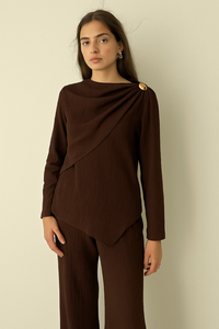 Ensemble deux pièces pour femme LE DUO : haut asymétrique drapé à manches longues avec détails boutonnés et pantalon large - Product Image 3