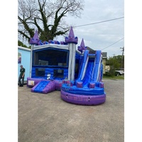 Château gonflable multicolore avec toboggan pour location