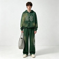 Ensemble de survêtement pour homme avec sweat à capuche court délavé par pulvérisation, pantalon large, lettres en strass, ourlet effiloché et détails à œillets