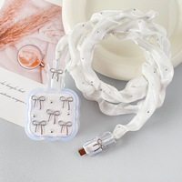 Nueva Funda Protectora 3D con Lazo Plateado y Pequeñas Perlas para iPhone 40W con Protector de Cable de Carga de Tul con Diamantes