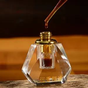 Huile essentielle traditionnelle chinoise de bois d'agar beauté nature huile de oud avec parfum au goût distillé