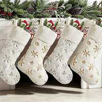 Chaussettes de Noël en peluche blanches avec flocon de neige, décoration de cheminée suspendue, cadeau pour la décoration de Noël en famille