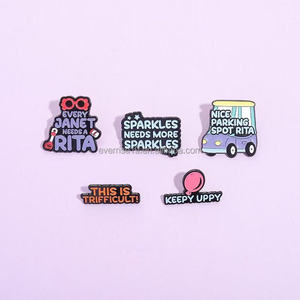 Venta al por mayor colorido alfabeto broche vehículo serie insignia coche de dibujos animados con letras Metal artesanía Pin - Product Image 3