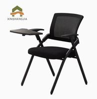 Chaise de formation pliable avec dossier en maille, tablette d'écriture intégrée, siège rembourré et structure en acier, idéale pour les salles de conférence, les salles de classe, les séminaires et les bureaux.